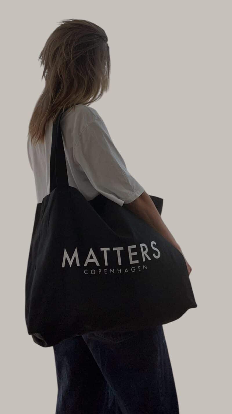 SIGNATURE TOTE BAG - BLACK - Image 2